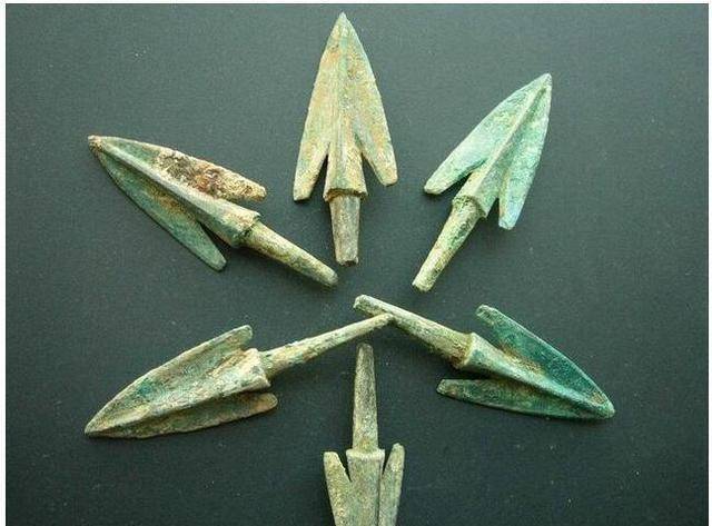 这些,令人惊奇的还有考古学家,在秦始皇兵马俑坑中发现的三棱弓弩箭头